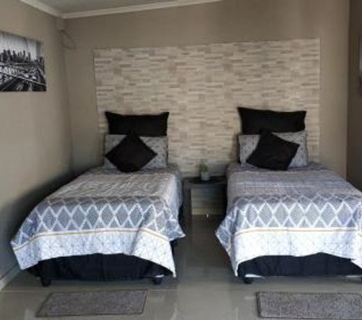 Bluff Marine Drive Self Catering Cottage A