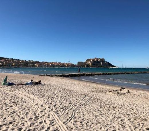Duplex renove les pieds dans l'eau