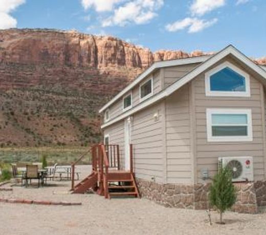 FunStays Glamping Tiny House w Large Loft Site 8