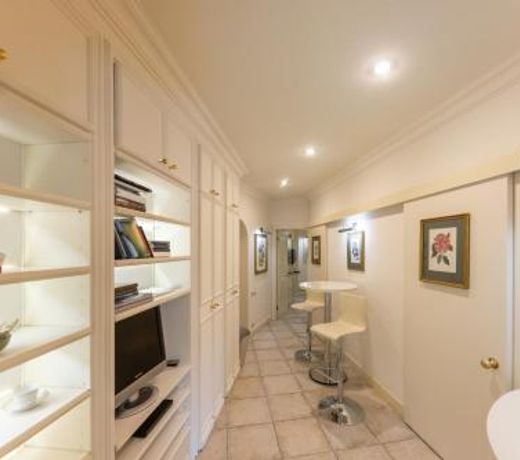 President Mezonet Apartment