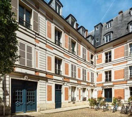 Les Demoiselles a Versailles - Au Pied du Chateau