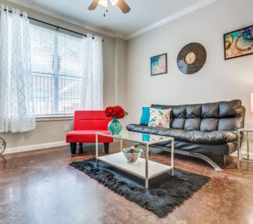 Spacious Poolside Apartment Downtown