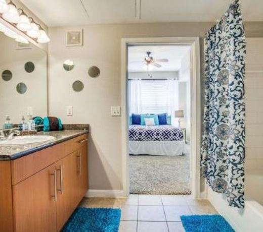 Spacious Poolside Apartment Downtown