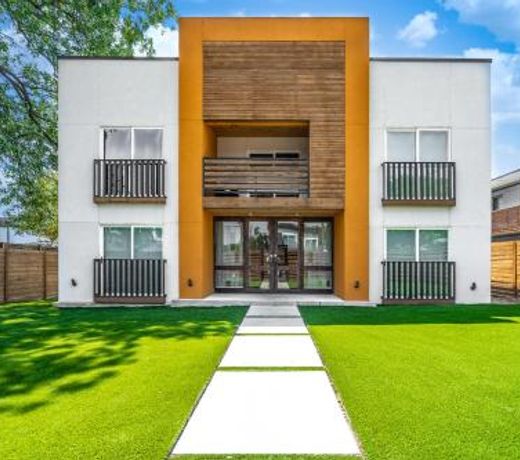 GREEN DREAM Beautiful Modern Condo in a Gated Complex with a Rain Shower and Blazing Internet