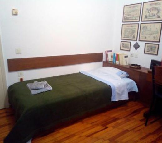 Beautiful Apt -up to 4 guests- close to center!