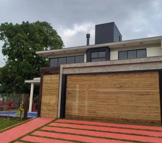 Casa contemporanea com piscina aquecida em condominio