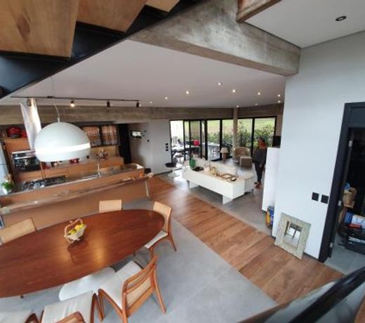 Casa contemporanea com piscina aquecida em condominio