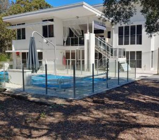 Spacious 2 bedroom unit, private bath, kitchen, RV parking on 5 acres, 10 min to Fraser Island barge