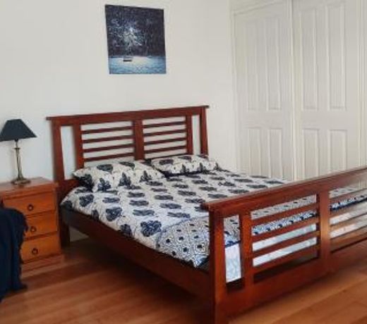 Spacious 2 bedroom unit, private bath, kitchen, RV parking on 5 acres, 10 min to Fraser Island barge