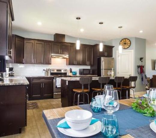 MOUNTAIN STYLE HOME I w Secondary Suite I w free parking & WiFi!