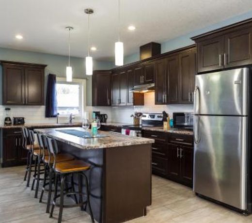 MOUNTAIN STYLE HOME I w Secondary Suite I w free parking & WiFi!