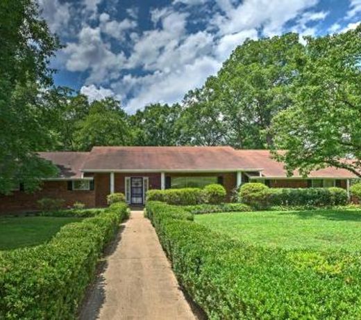 Vintage Home with Spacious Yard 5 Mi to Pigeon Forge