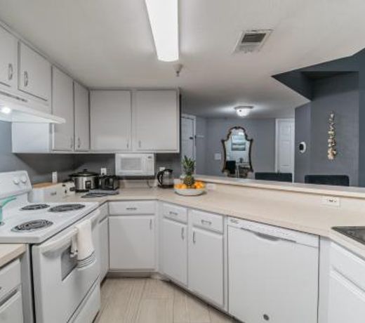 o CHARMING CONDO MINUTES FROM GORGEOUS CLEARWATER BEACHES o