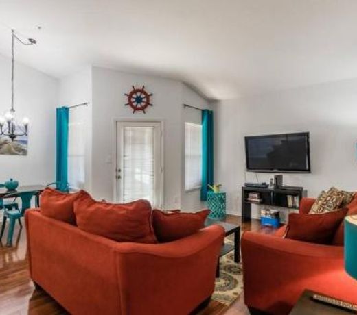 Gorgeous condo, 2 bedrooms, 2 baths, with pool, minutes to Clearwater Beach