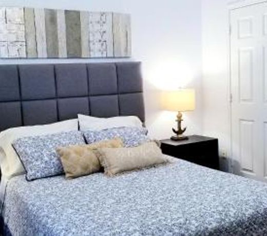 Gorgeous condo, 2 bedrooms, 2 baths, with pool, minutes to Clearwater Beach
