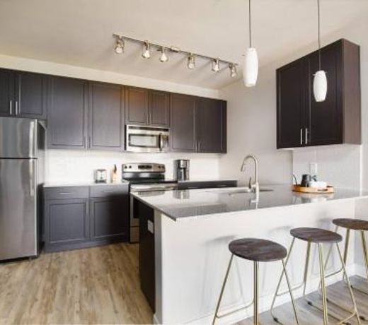 Airy 3 BR/2BA with Pool and Gym by Howard