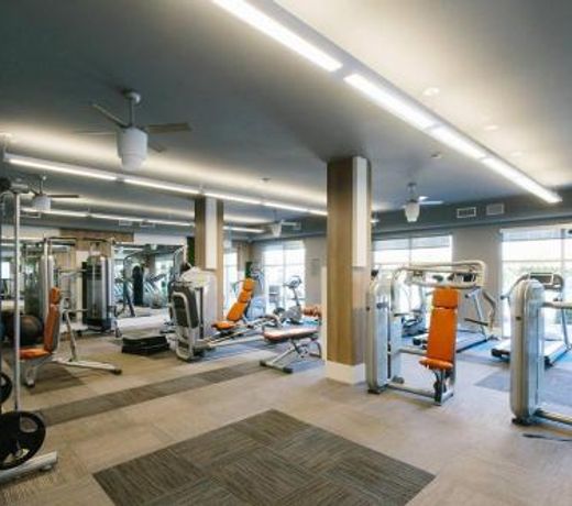 Airy 3 BR/2BA with Pool and Gym by Howard
