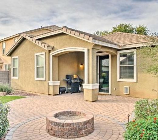 Spacious Gilbert Family Home with Yard Dog Friendly