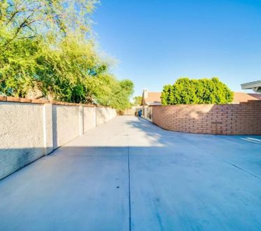North Phoenix 6 Bdrm w Guest House and Htd Pool