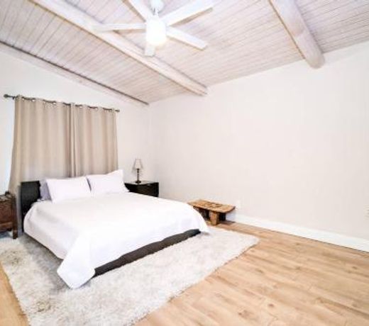 North Phoenix 6 Bdrm w Guest House and Htd Pool