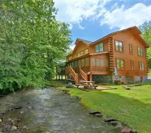 Rushing Water Lodge - Beautiful back yard along Caney Creek - Hot Tub Game Room