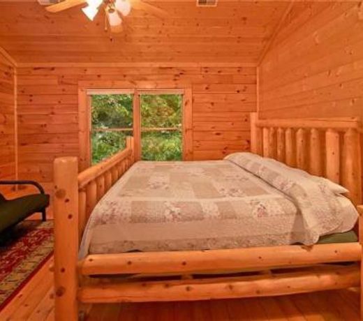 Rushing Water Lodge - Beautiful back yard along Caney Creek - Hot Tub Game Room