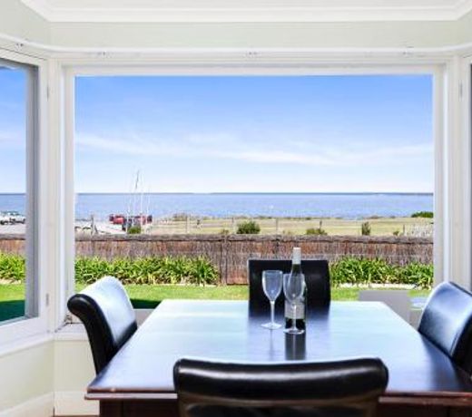 Victor Harbor Beachfront Bliss + WiFi