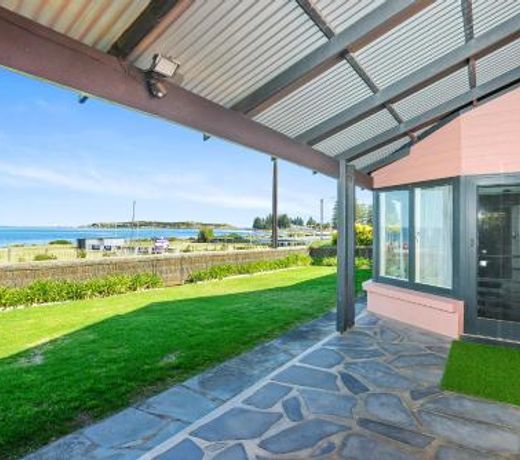 Victor Harbor Beachfront Bliss + WiFi