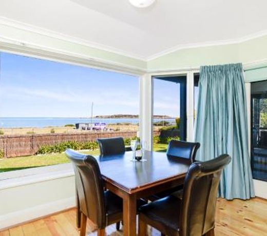 Victor Harbor Beachfront Bliss + WiFi