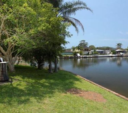 LAKE HOUSE ON ELOUERA