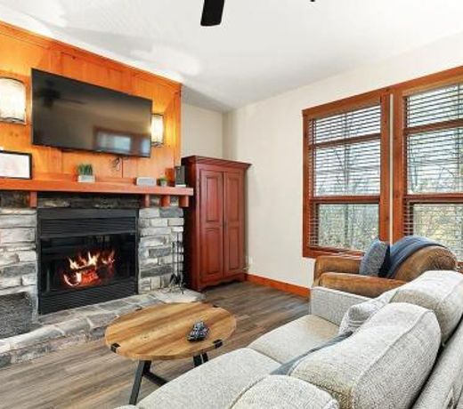 Les Eaux 225-1 by Escapades Tremblant