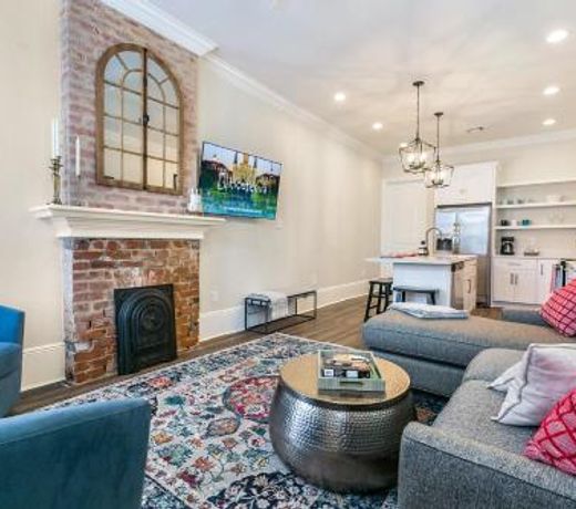 St Charles Ave Living Near Hot Spots and Restaurants