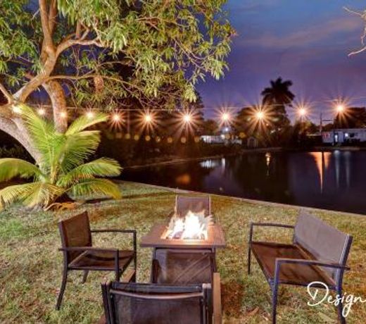 Waterfront Newly Renovated 4 BR Home with Hot Tub