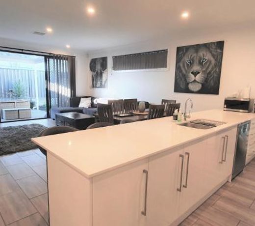 Luxury home in Christies Beach with King Bed, NBN, Netflix, 3Bed 2Bath