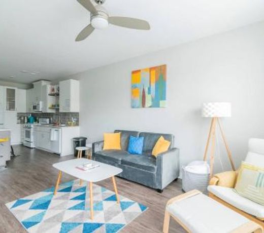 Queen Bed, Near Uptown, Airport, Food & Panthers Stadium