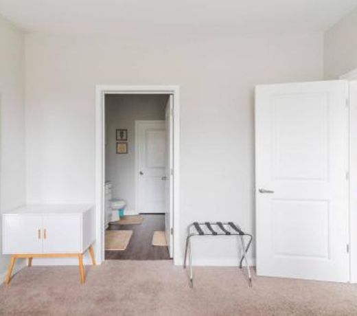 Queen Bed, Near Uptown, Airport, Food & Panthers Stadium