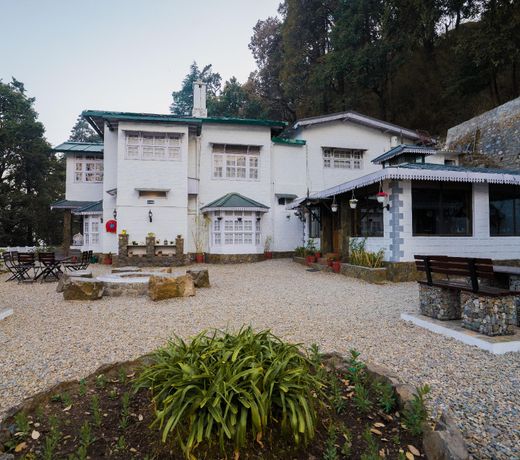 Bhikampur Lodge by Howard