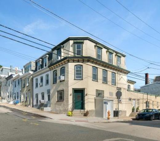 Modern Parisian Apartment in the Heart of Manayunk