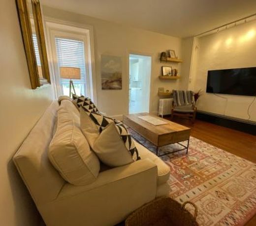Guest Apartment in Row Home with Backyard Patio