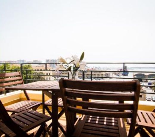 Holidays2Malaga Terraza & junto puerto deportivo