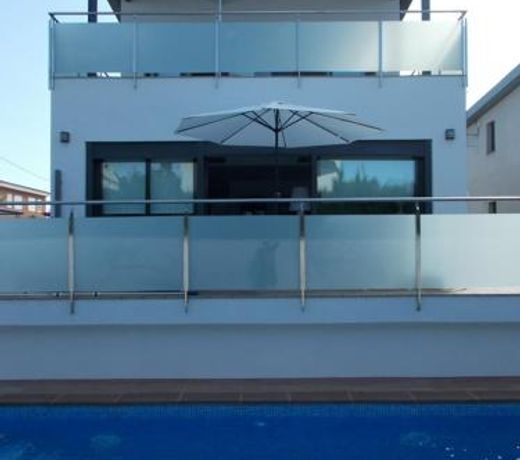 VILLA MODERNA CON PISCINA INDIVIDUAL