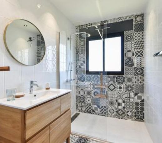 Splendid 2-bedroom with AC and terrace on the hills of Antibes Welkeys