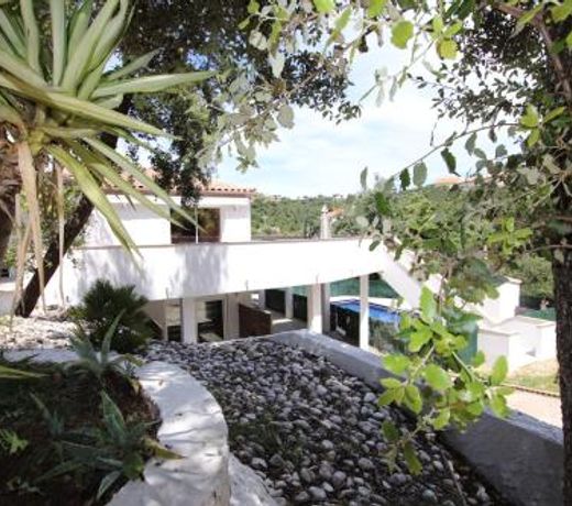 Appartement dans villa avec piscine en commun dans secteur residentiel et calme