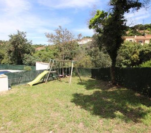 Appartement dans villa avec piscine en commun dans secteur residentiel et calme