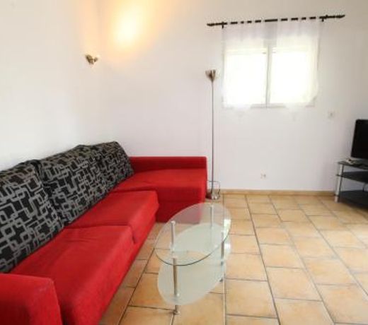 Appartement dans villa avec piscine en commun dans secteur residentiel et calme