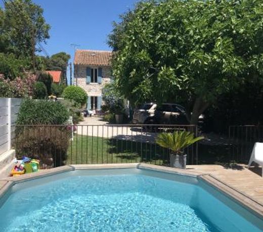 Mas Aquarelle, vieux mas en pierres avec piscine