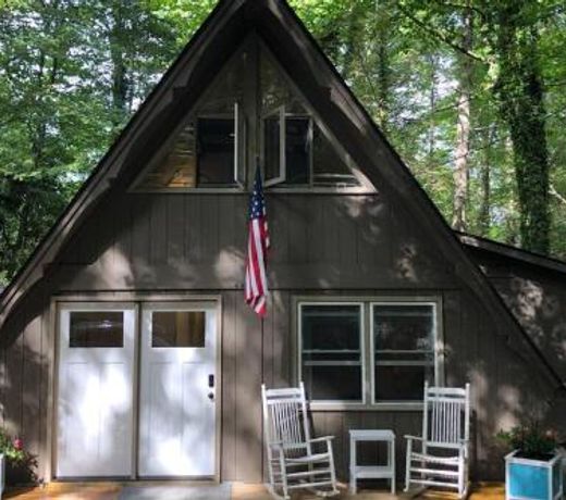 In town Highlands NC Chalet