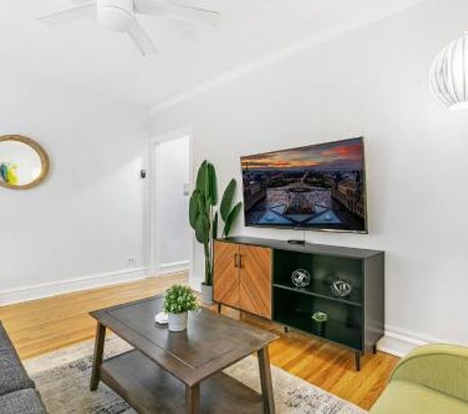 1BR Apt Full Kitchen Popular Spot in Chicago