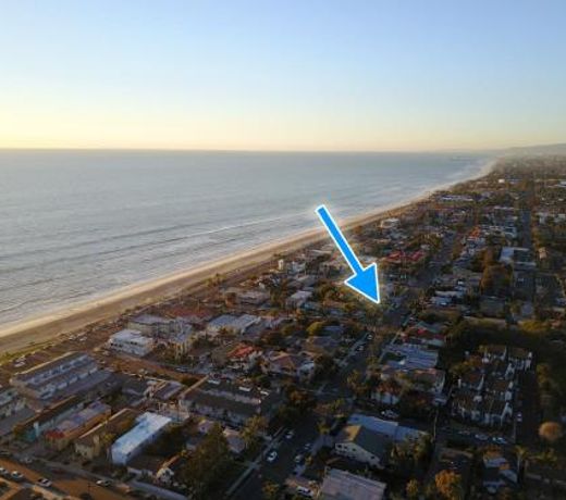 Ultimate Beach Bungalow - 1 block from beach - huge backyard