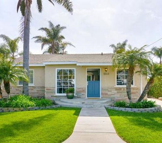 Ultimate Beach Bungalow - 1 block from beach - huge backyard